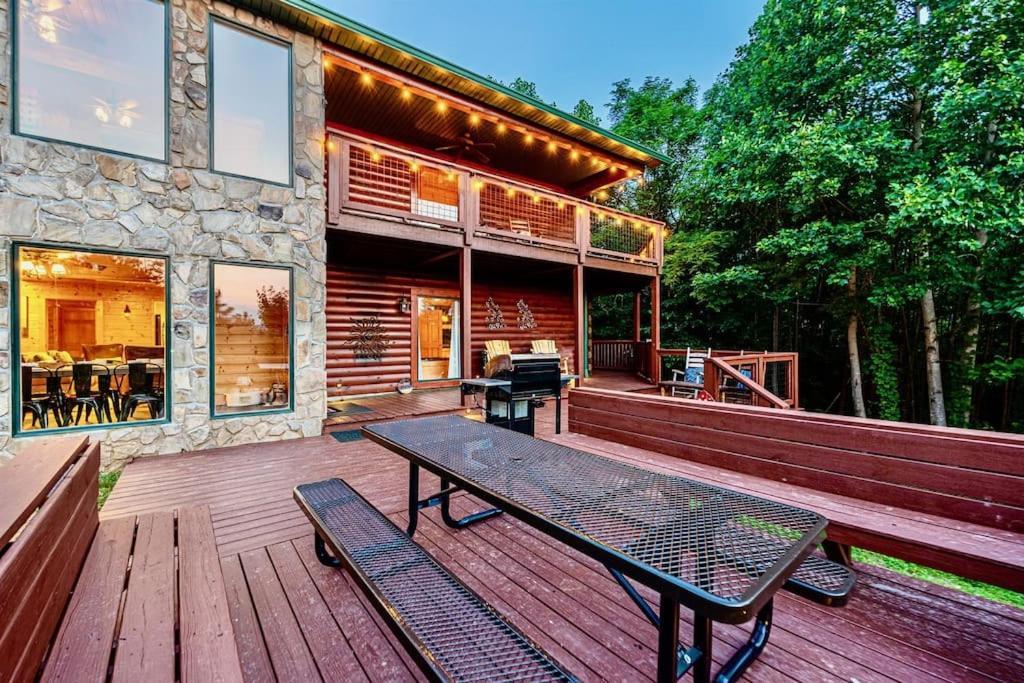 Panorama Mountain View Cabin, Less Than 10 Miles From Gatlinburg And Dollywood, Dog Friendly, 6 Bedrooms Sleeps 17, Fire Pit, Hottub, Washer Dryer, Fully Loaded Kitchen, Gameroom With A Tv, Pool Table, Arcade, Air Hockey, And Foosball Sevierville Exteriör bild