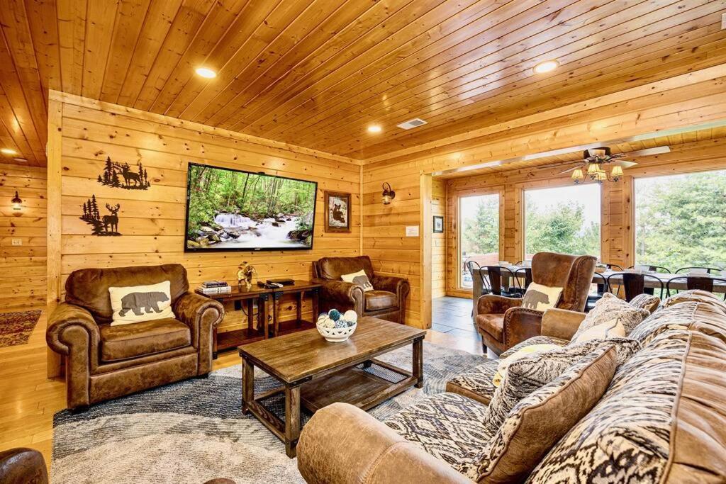 Panorama Mountain View Cabin, Less Than 10 Miles From Gatlinburg And Dollywood, Dog Friendly, 6 Bedrooms Sleeps 17, Fire Pit, Hottub, Washer Dryer, Fully Loaded Kitchen, Gameroom With A Tv, Pool Table, Arcade, Air Hockey, And Foosball Sevierville Exteriör bild