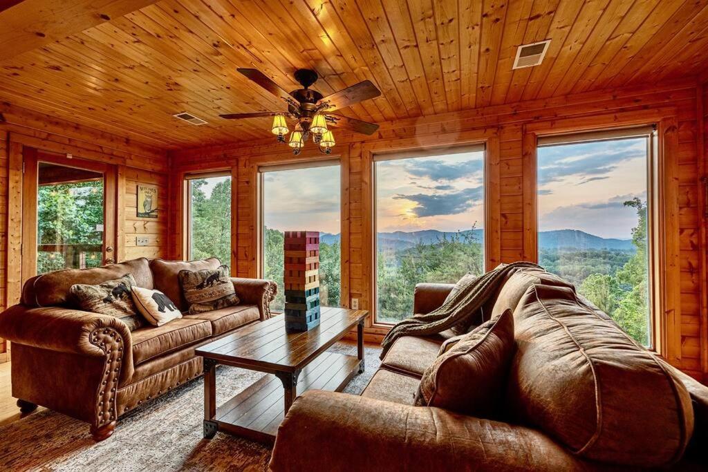 Panorama Mountain View Cabin, Less Than 10 Miles From Gatlinburg And Dollywood, Dog Friendly, 6 Bedrooms Sleeps 17, Fire Pit, Hottub, Washer Dryer, Fully Loaded Kitchen, Gameroom With A Tv, Pool Table, Arcade, Air Hockey, And Foosball Sevierville Exteriör bild