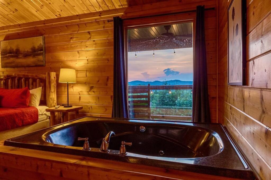 Panorama Mountain View Cabin, Less Than 10 Miles From Gatlinburg And Dollywood, Dog Friendly, 6 Bedrooms Sleeps 17, Fire Pit, Hottub, Washer Dryer, Fully Loaded Kitchen, Gameroom With A Tv, Pool Table, Arcade, Air Hockey, And Foosball Sevierville Exteriör bild