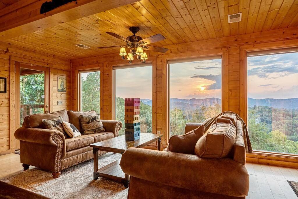 Panorama Mountain View Cabin, Less Than 10 Miles From Gatlinburg And Dollywood, Dog Friendly, 6 Bedrooms Sleeps 17, Fire Pit, Hottub, Washer Dryer, Fully Loaded Kitchen, Gameroom With A Tv, Pool Table, Arcade, Air Hockey, And Foosball Sevierville Exteriör bild
