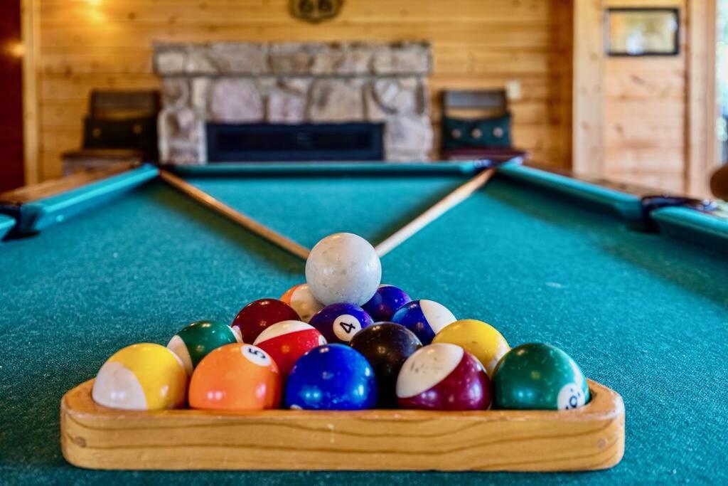 Panorama Mountain View Cabin, Less Than 10 Miles From Gatlinburg And Dollywood, Dog Friendly, 6 Bedrooms Sleeps 17, Fire Pit, Hottub, Washer Dryer, Fully Loaded Kitchen, Gameroom With A Tv, Pool Table, Arcade, Air Hockey, And Foosball Sevierville Exteriör bild