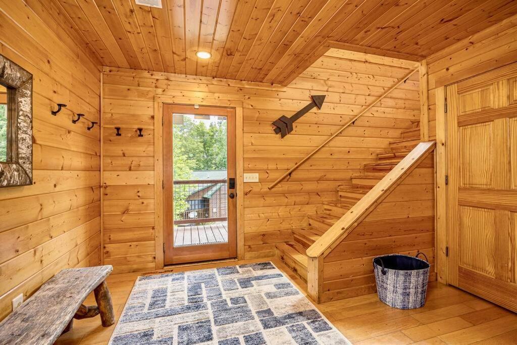 Panorama Mountain View Cabin, Less Than 10 Miles From Gatlinburg And Dollywood, Dog Friendly, 6 Bedrooms Sleeps 17, Fire Pit, Hottub, Washer Dryer, Fully Loaded Kitchen, Gameroom With A Tv, Pool Table, Arcade, Air Hockey, And Foosball Sevierville Exteriör bild
