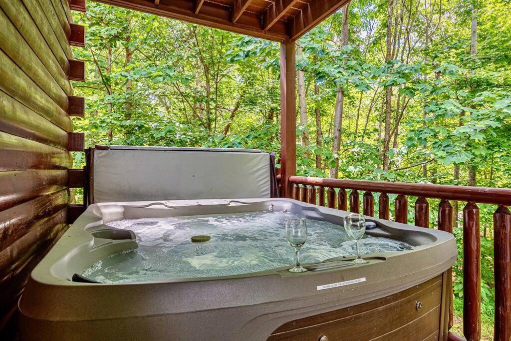 Panorama Mountain View Cabin, Less Than 10 Miles From Gatlinburg And Dollywood, Dog Friendly, 6 Bedrooms Sleeps 17, Fire Pit, Hottub, Washer Dryer, Fully Loaded Kitchen, Gameroom With A Tv, Pool Table, Arcade, Air Hockey, And Foosball Sevierville Exteriör bild