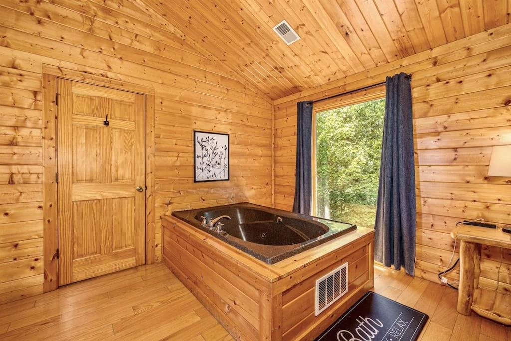 Panorama Mountain View Cabin, Less Than 10 Miles From Gatlinburg And Dollywood, Dog Friendly, 6 Bedrooms Sleeps 17, Fire Pit, Hottub, Washer Dryer, Fully Loaded Kitchen, Gameroom With A Tv, Pool Table, Arcade, Air Hockey, And Foosball Sevierville Exteriör bild