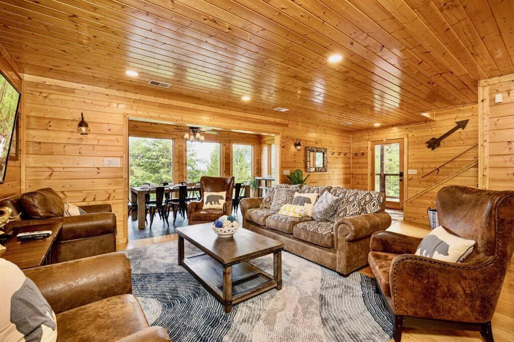 Panorama Mountain View Cabin, Less Than 10 Miles From Gatlinburg And Dollywood, Dog Friendly, 6 Bedrooms Sleeps 17, Fire Pit, Hottub, Washer Dryer, Fully Loaded Kitchen, Gameroom With A Tv, Pool Table, Arcade, Air Hockey, And Foosball Sevierville Exteriör bild